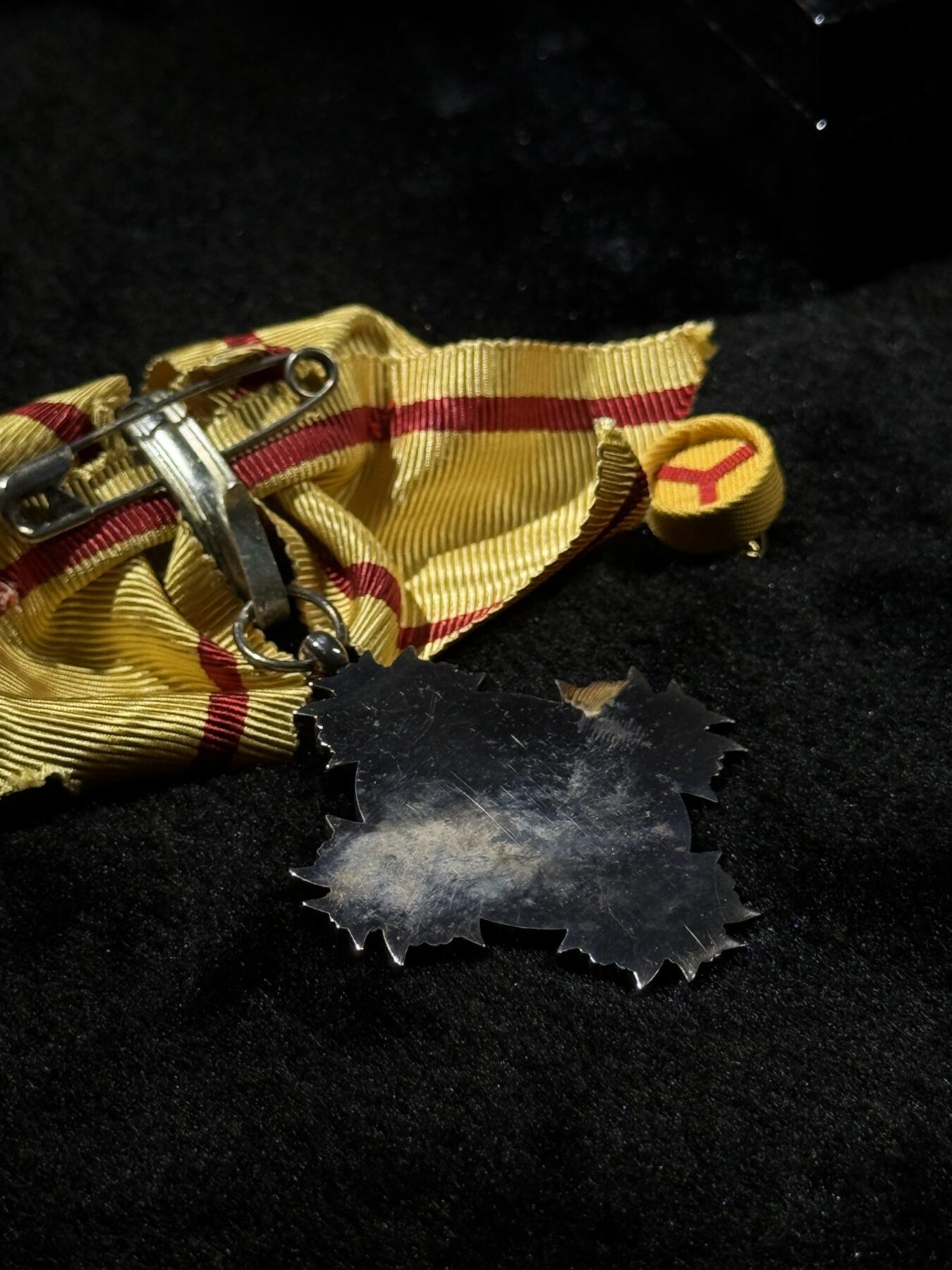 戎马世界章牌大赏第110期 勋八等宝冠章，带盒略