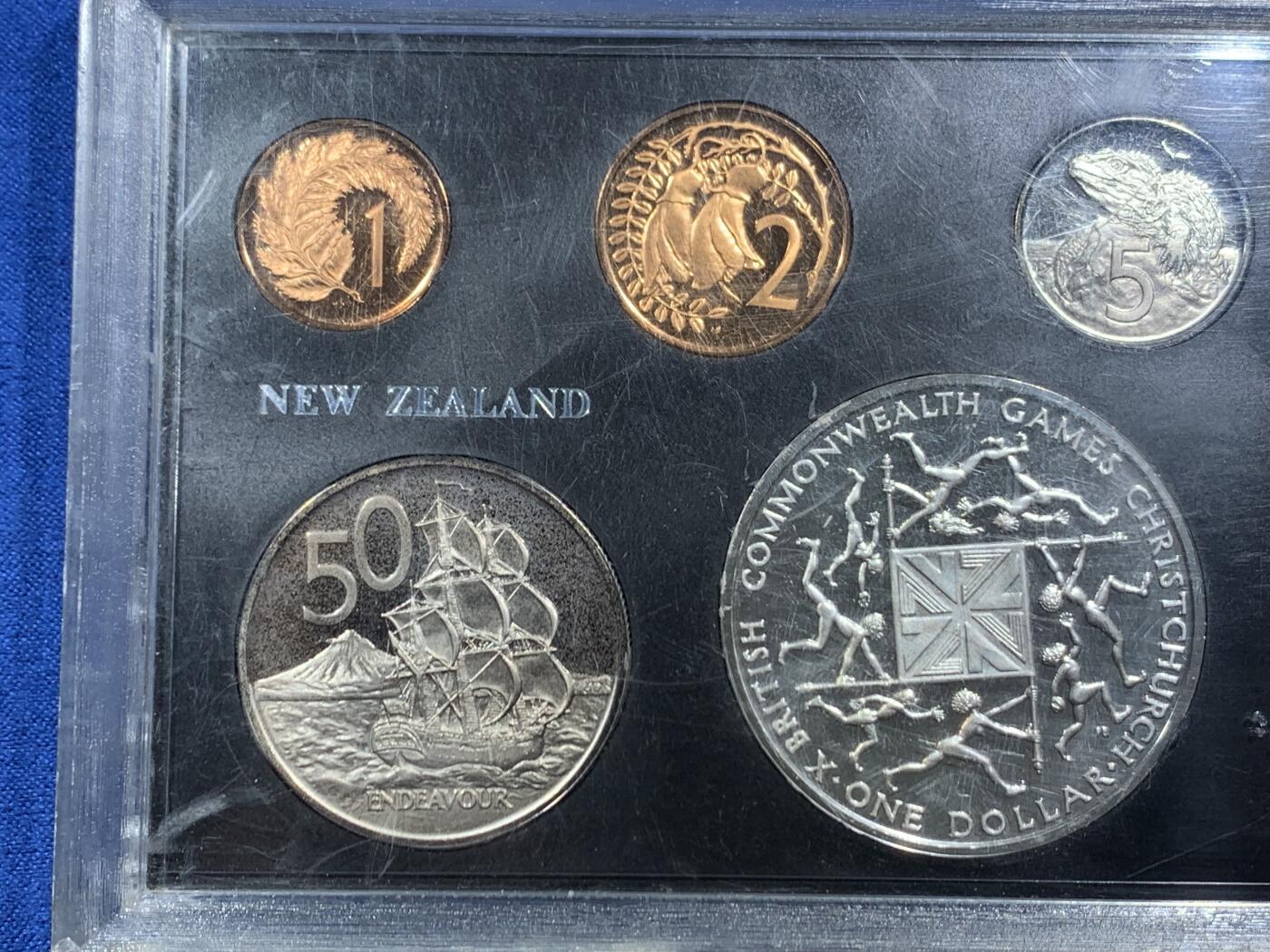 《竞宝斋》第461场 周日，周一，2场连拍 （全场包邮）欢迎送拍 新西兰1974年7枚装精制套币 其中一枚1元主币是银币（英联邦运动会 925银 28.2克）细节见图