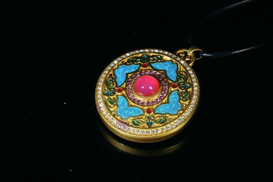 上海都达杂项专场八（全场包邮）   天然镀金珐琅彩罗盘嵌红玛瑙蛋面挂件 附鉴定证书87-356