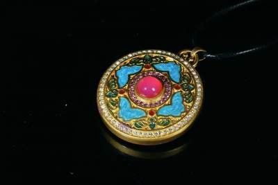 上海都达杂项专场八（全场包邮）   天然镀金珐琅彩罗盘嵌红玛瑙蛋面挂件 附鉴定证书87-356