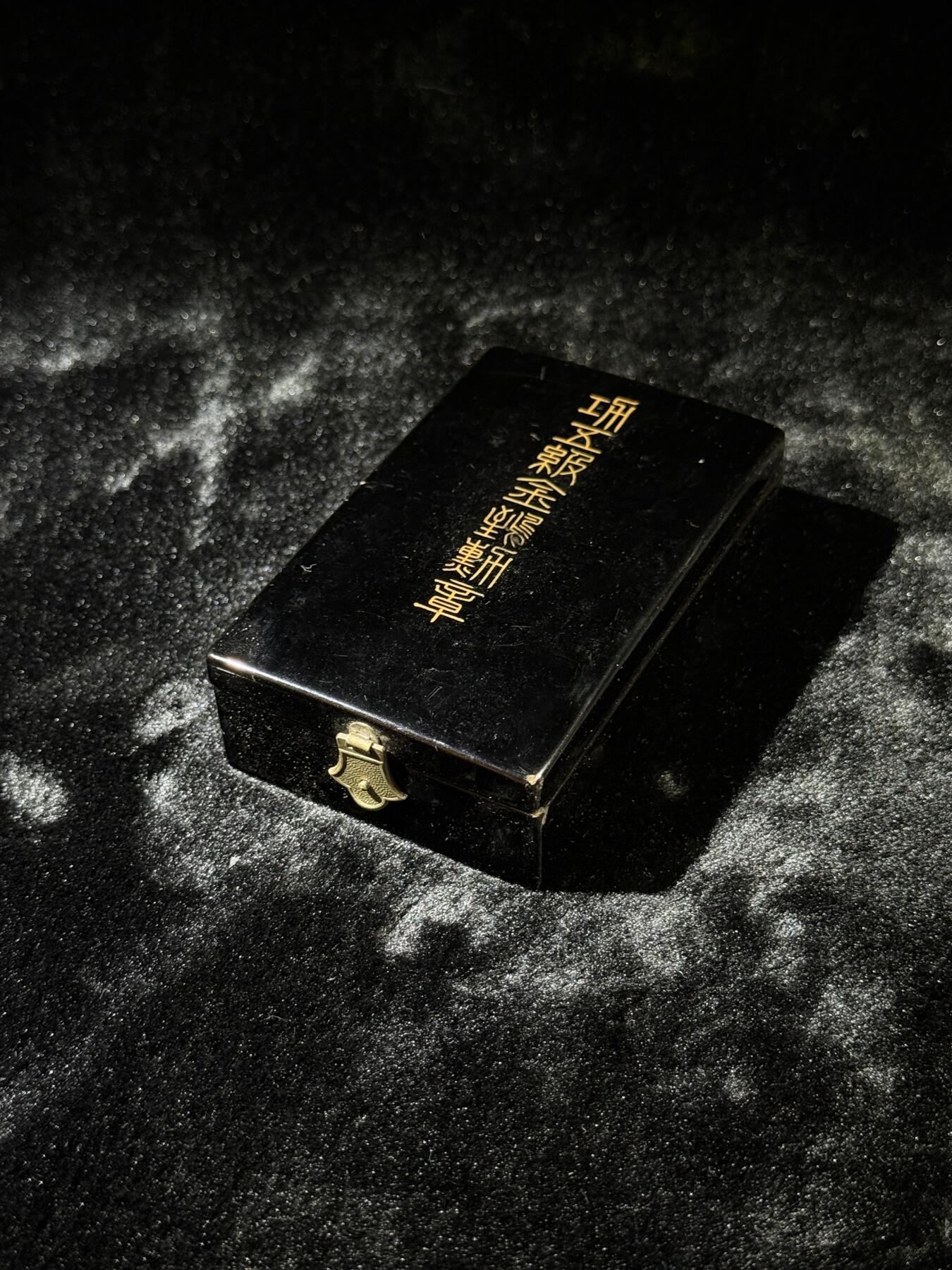 戎马世界章牌大赏第110期 功五级金鸱章，带盒，珐琅有损，盒子连接处有点破损