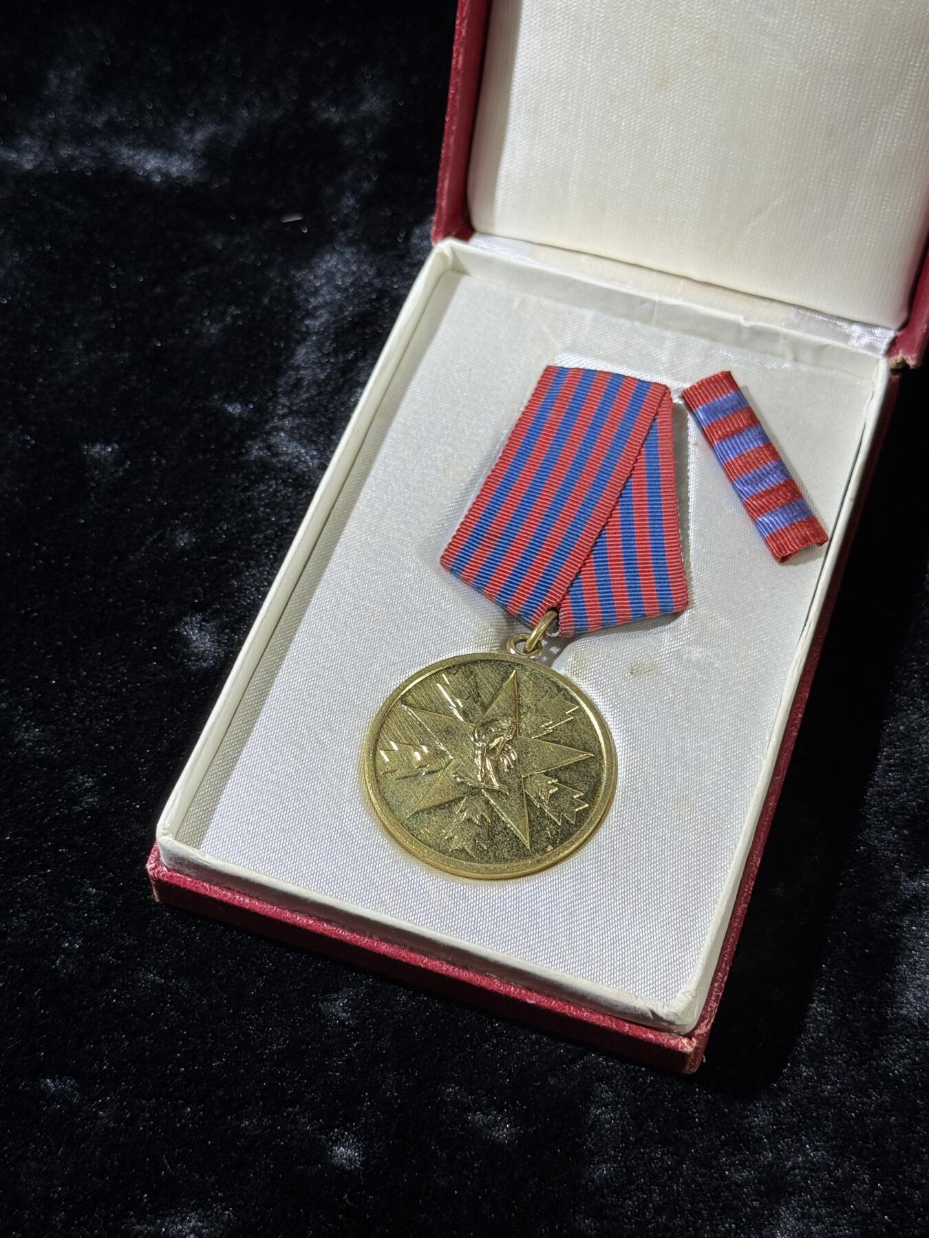 戎马世界章牌大赏第110期 南斯拉夫人民功勋奖章，盒子有损