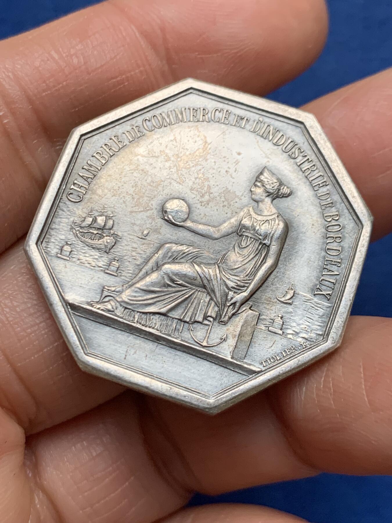 《竞宝斋》第461场 周日，周一，2场连拍 （全场包邮）欢迎送拍 法国波尔多商会八角银质代币，丰饶角边铭，23.5g，33.9mm