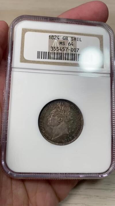 万国钱币拍卖第059期 NGC MS64 1824年英国乔治四世嘉德1先令银币 原味英式天鹅绒七色浓郁包浆 NGC老白盒难得收藏品质