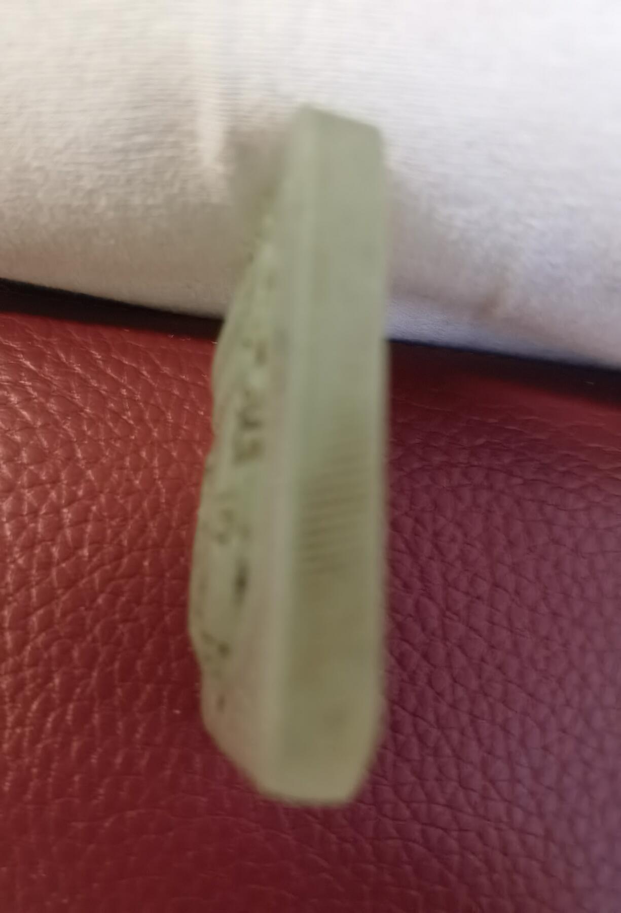 【文革真品】岫玉毛主席为人民服务挂牌 🔹 年代：文革时期（1966-1976） 🔹 材质：天然岫玉（地方玉种） 🔹 工艺：半手工浮雕，线条粗犷有力，时代特征鲜明 🔹 品相：包浆温润，无裂无缺，仅存轻微岁月痕迹 🔹 尺寸约：长4.2cm，宽3.2cm，厚0.6cm 红色收藏热门品类，存世量逐年减少，此牌玉质干净、工艺规整，是不可多得的文革红色藏品，支持专业机构复检。