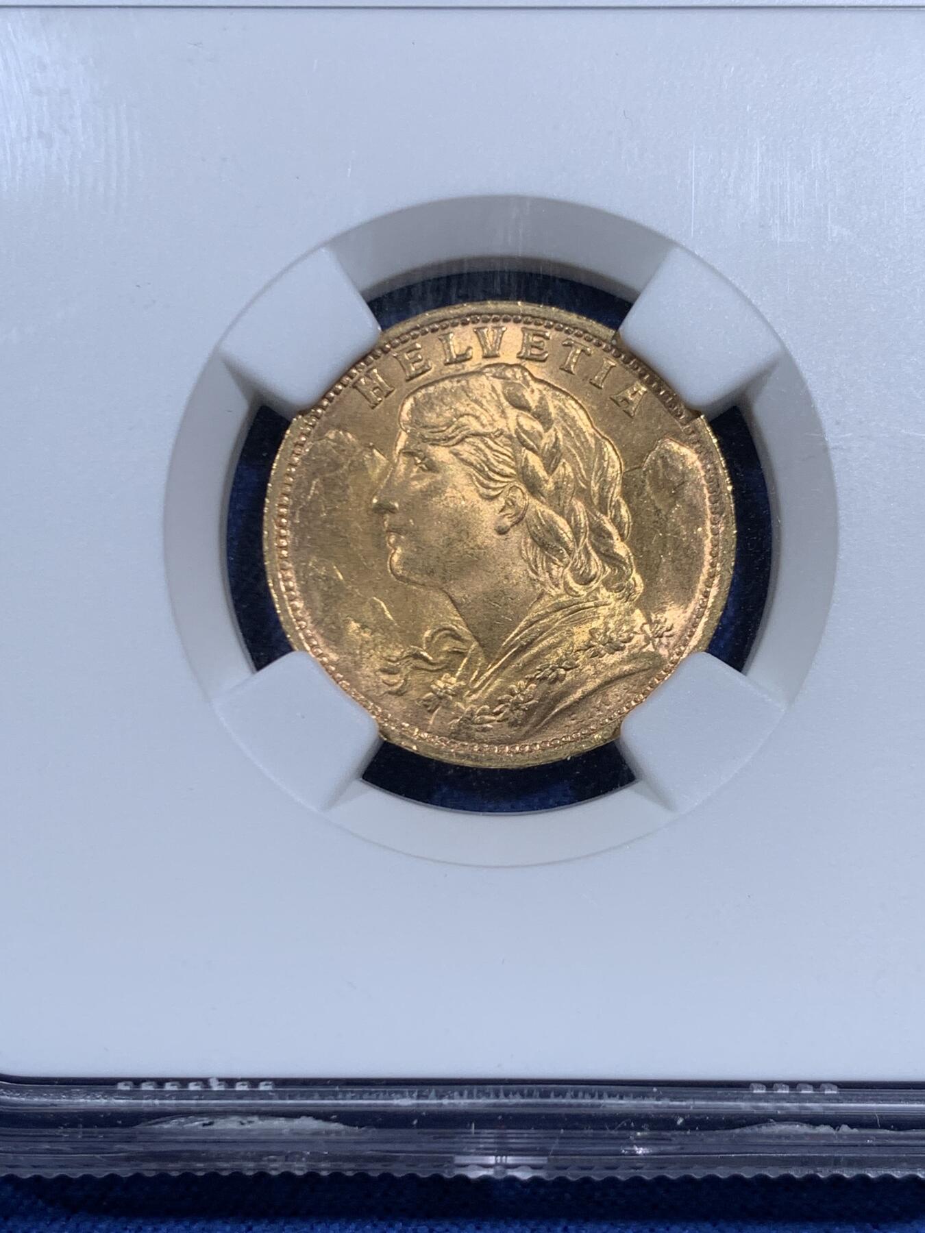 《竞宝斋》第461场 周日，周一，2场连拍 （全场包邮）欢迎送拍 NGC MS65 瑞士1935年雪山女神20法郎金币 超越分数的状态 底板细腻无扰动 整体转光丝滑 金色通透均匀 人像高点完整 细节锐利 属于MS65中明显上段水准的精品状态 900金 6.45克