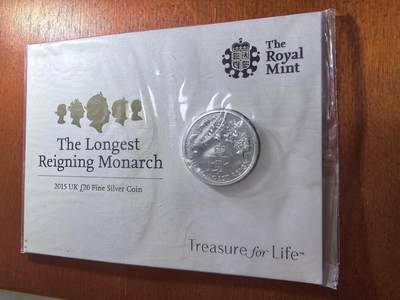 长老汇蛇年精选第九十五场拍卖 - 2015英国在位时间最长的君主20英镑银币，15.71克999银，卡装