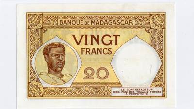徐霞客拍卖首拍 - 马达加斯加	P-37 1937年20法郎	O.1107 0544	au 	发行于殖民至独立过渡阶段，是当时流通的法定货币。它融合了殖民风格与本土文化的设计，见证了货币体系从殖民管控向自主发行的演变，是研究该地区金融转型与社会风貌的实物佐证。其收藏价值源于存世量稀少，兼具历史研究价值与稀缺性，是近代货币收藏体系中的代表性品种。		