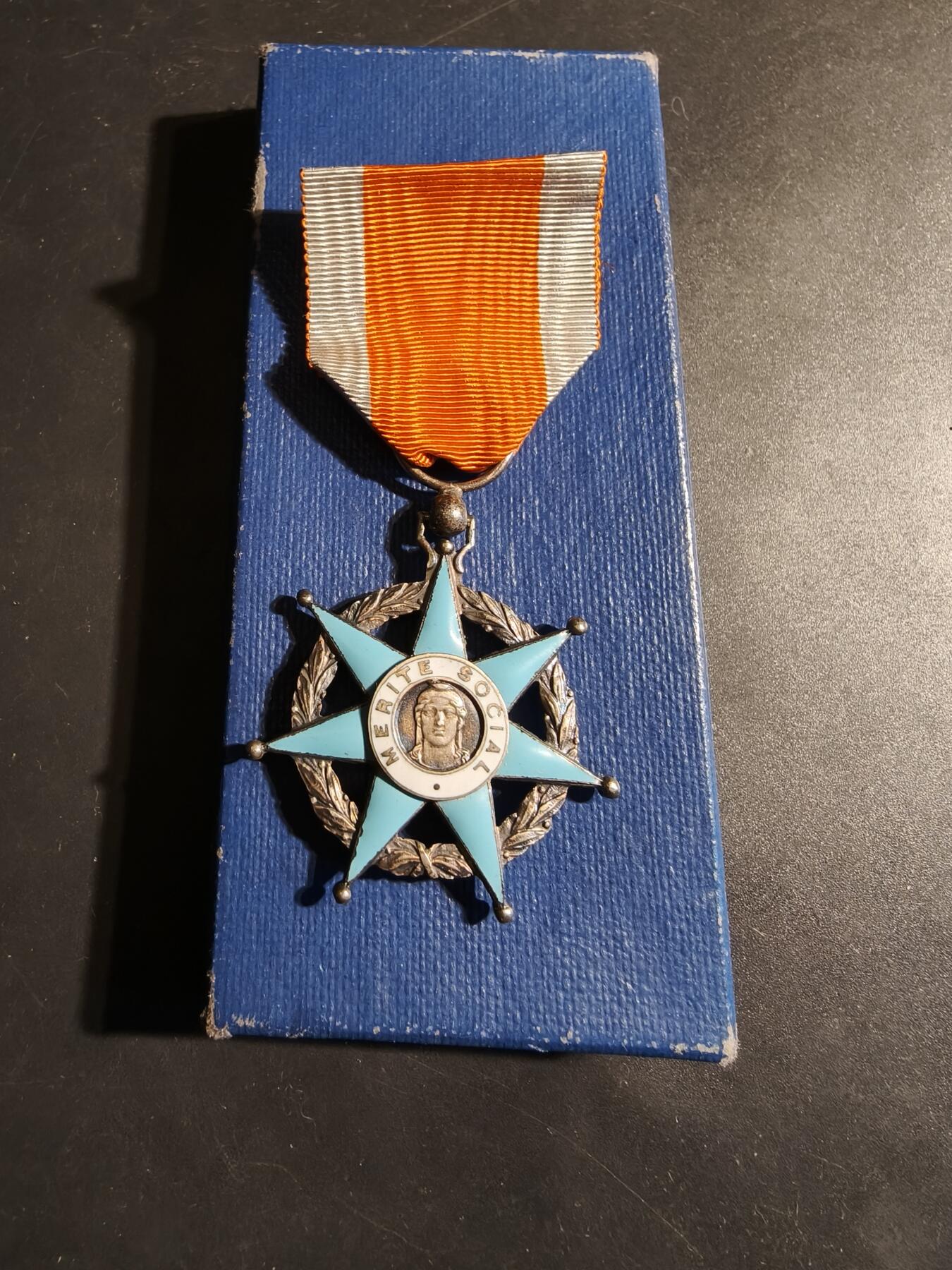 老王徽章第179期 法国骑士级社会功绩勋章     带纸盒