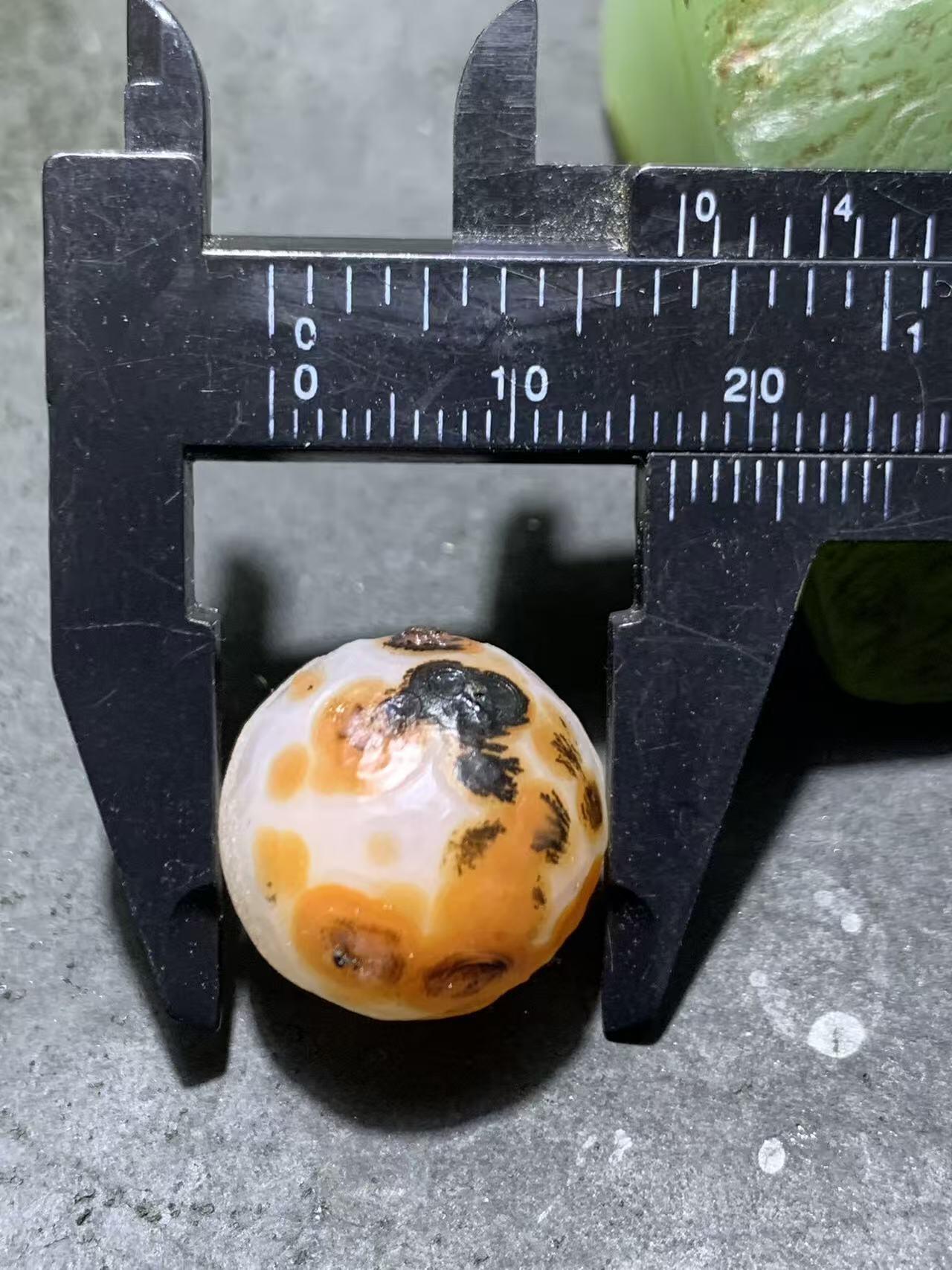 精美冰飘风化纹战国红玛瑙随形珠一个