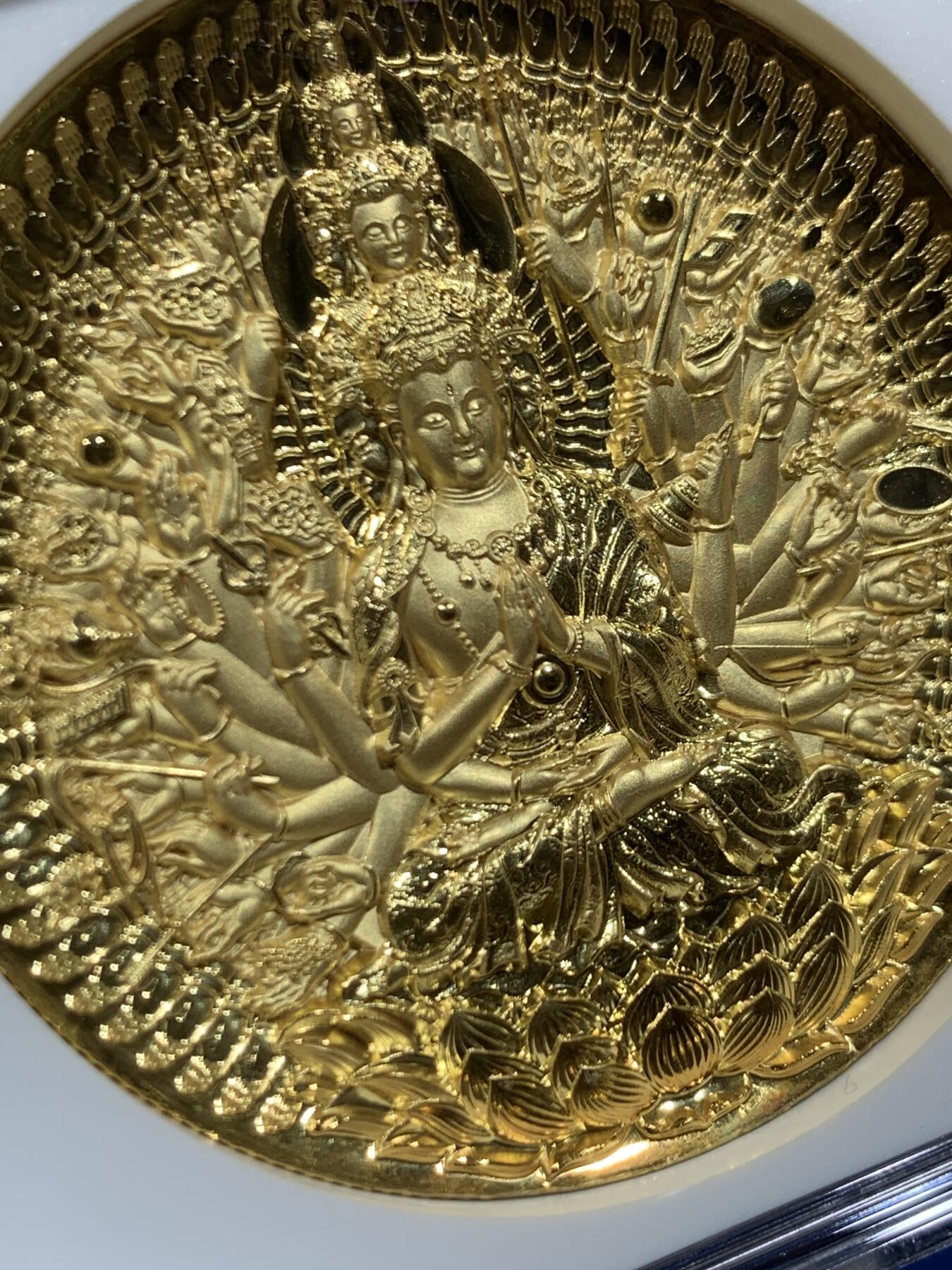 《竞宝斋》第461场 周日，周一，2场连拍 （全场包邮）欢迎送拍 NGC PF70UC 中国2021观世音菩萨镀金铜章 正面千手观音像 背面刻有般若波罗蜜多心经 45mm大尺寸 佛祖标签 加厚盒