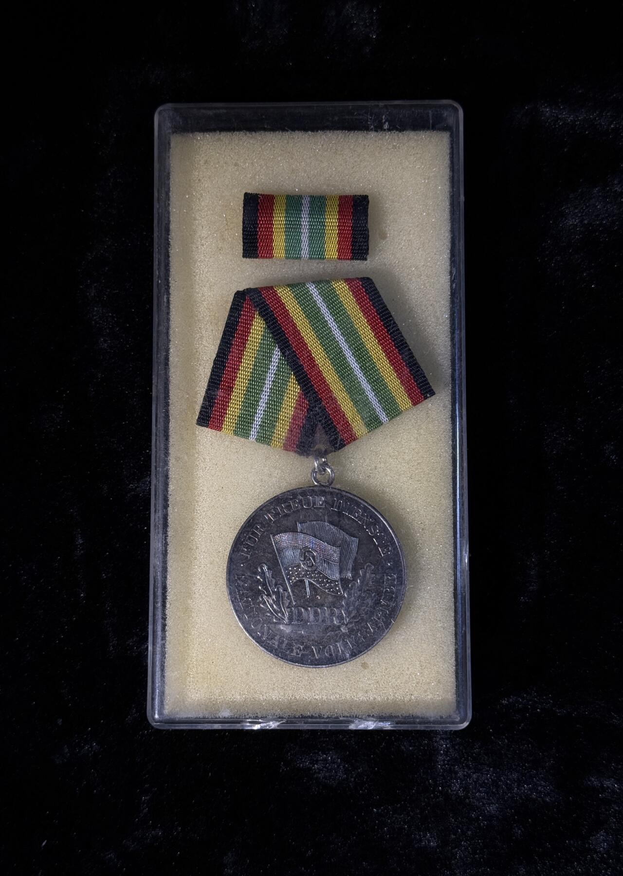 戎马世界章牌大赏第110期 东德人民军银级服役奖章，银制，少见