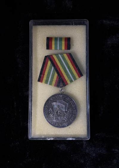 戎马世界章牌大赏第110期 - 东德人民军银级服役奖章，银制，少见