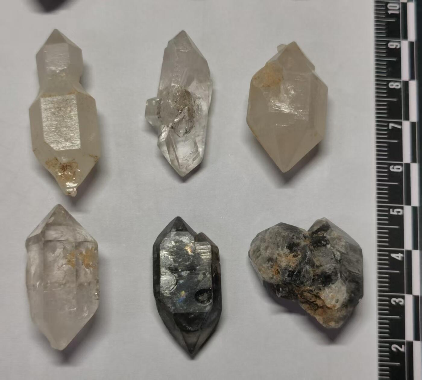 七河·世界币章矿标杂件每周小拍（总第35期）（本场周二结标） 藏家出品 X720（8） 比较大个头的云贵闪灵水晶原石一组 9 件 本件拍品由合作藏家邮寄