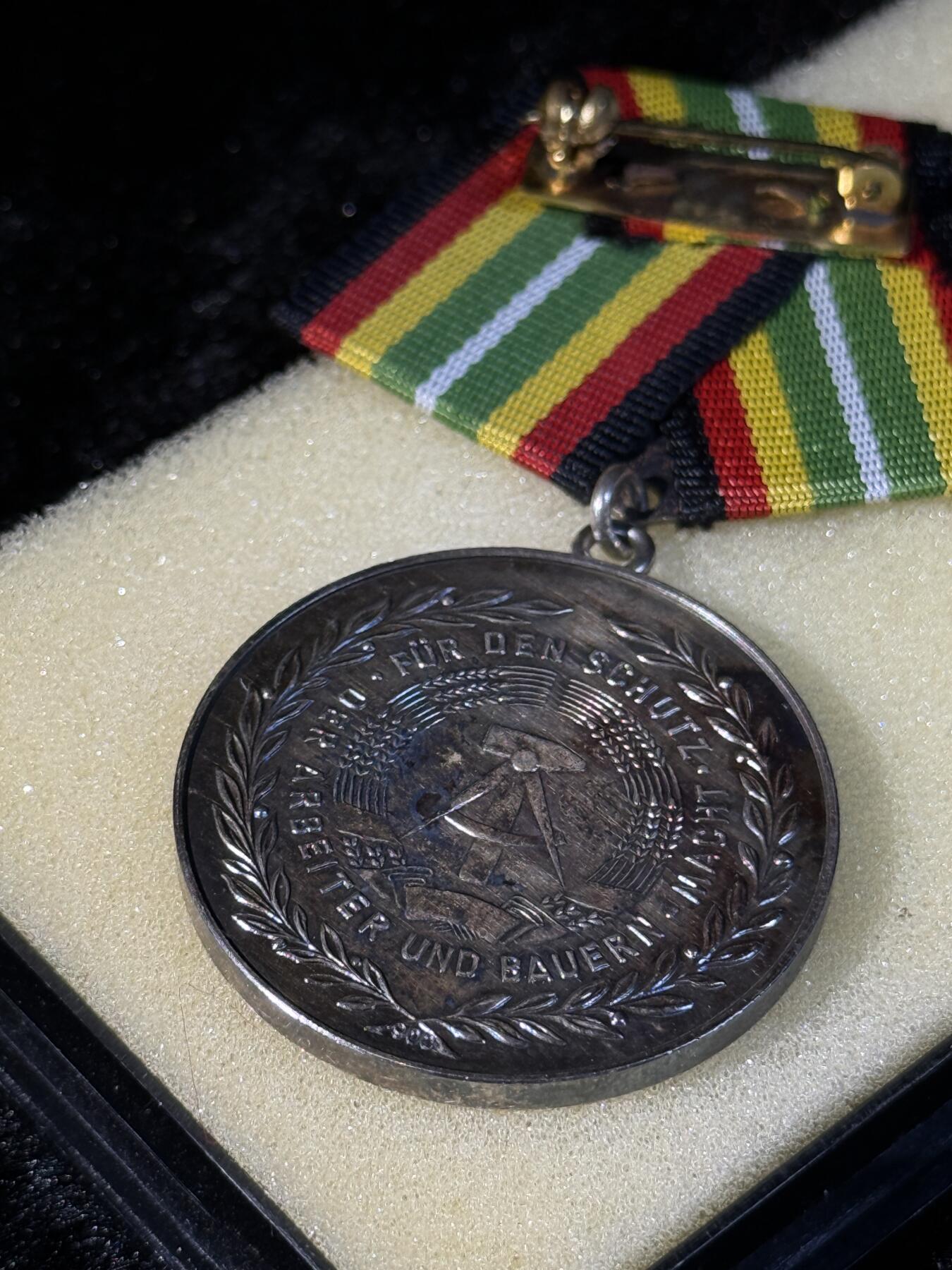 戎马世界章牌大赏第110期 东德人民军银级服役奖章，银制，少见