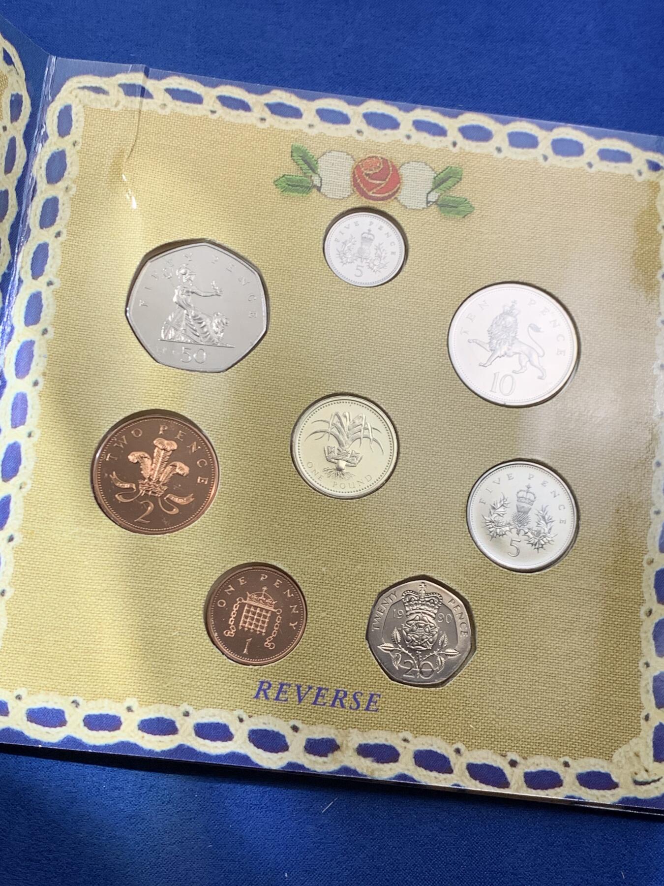 《竞宝斋》第461场 周日，周一，2场连拍 （全场包邮）欢迎送拍 英国1990年精制套币，带1枚1英镑威尔士韭葱精制纪念币，8枚币，册证齐全，品相精美，细节见图