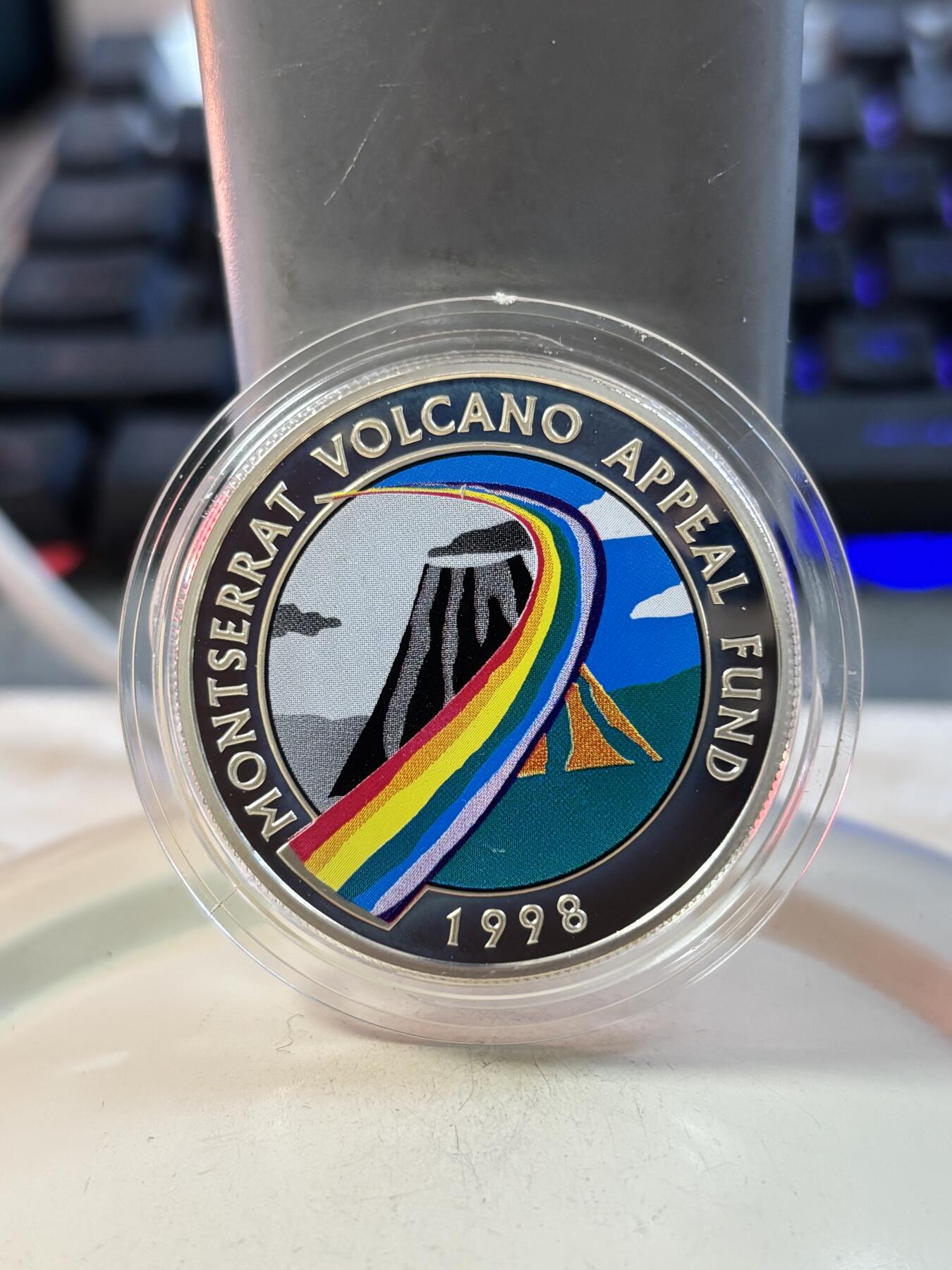 第189期拍卖 东加勒比群岛1998年蒙特塞拉特火山彩色纪念银币，28.28克，925银，发行10000枚，有氧化