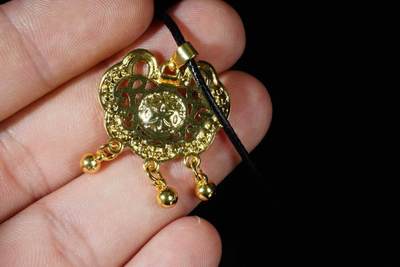 上海都达杂项专场八（全场包邮）   天然镀金如意锁嵌和田玉蛋面挂件 附鉴定证书87-338