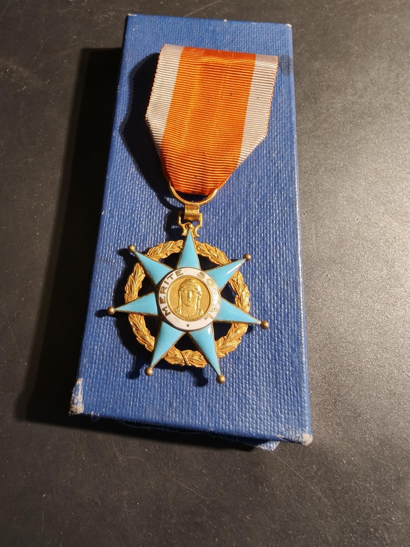 老王徽章第179期 法国骑士级社会功绩勋章     带纸盒