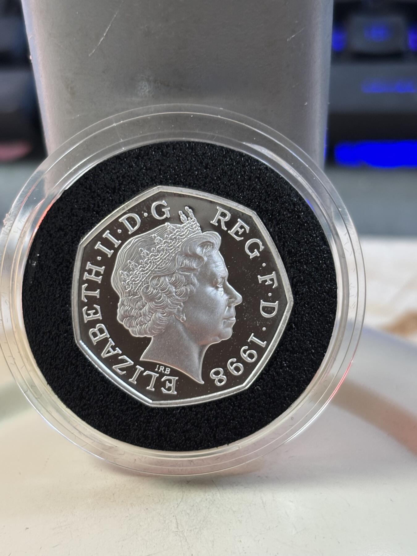 第189期拍卖 英国1998年国家医疗50便士精制加厚纪念银币，16克，925银，