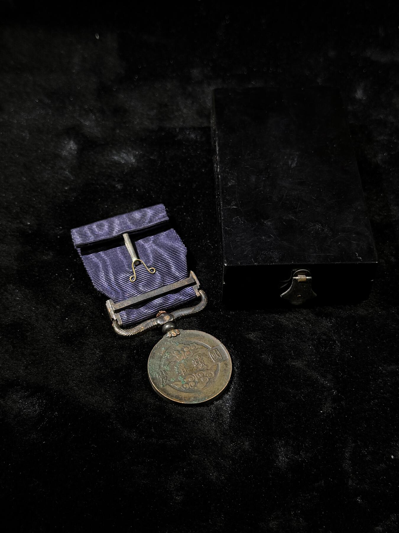 戎马世界章牌大赏第110期 日本国境事变从军记章，绶带与盒子均为后配