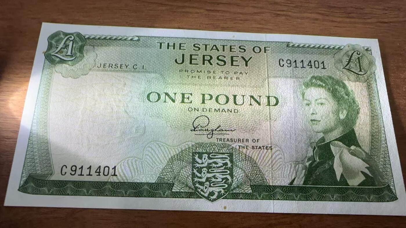 徐霞客拍卖首拍 泽西岛	P-8a 1963年1镑 C911401	品相如图		发行于20世纪中后期，是泽西岛当时流通的法定货币。它融合了英联邦货币风格与本土标识的设计，以君主肖像为核心元素，兼具流通功能与身份象征意义，见证了泽西岛货币体系的独立发展与英联邦金融关联，是研究该地区金融史与殖民文化传承的实物佐证。其收藏价值源于存世量稀少，是小众地域货币收藏中颇具辨识度的藏品。	