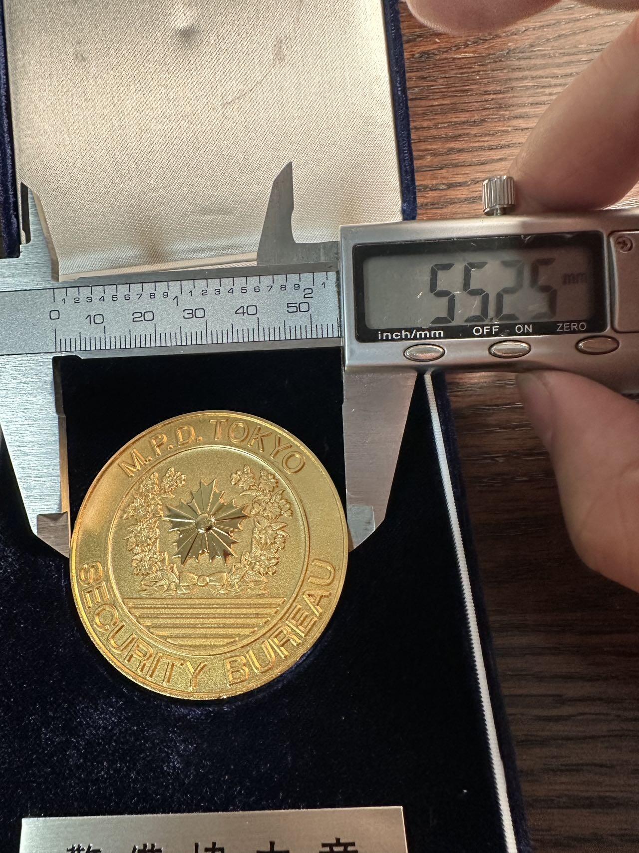 蒂克钱币-第57场 日本章 企业章拍卖  日本警视厅 警备部长 镀金章 55mm 101g