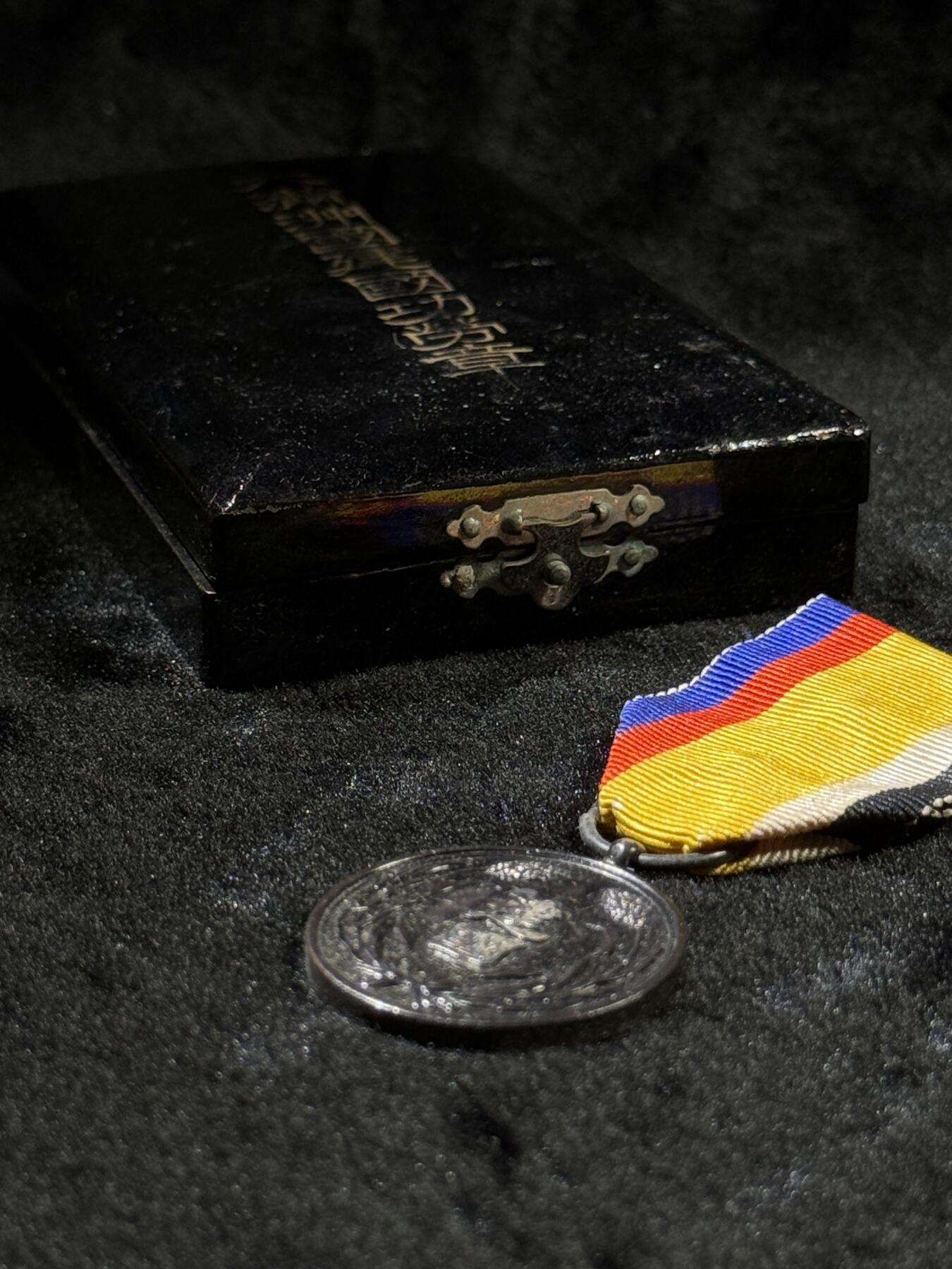 戎马世界章牌大赏第110期 勿忘国耻！伪满洲国建国功劳章，盒子有损