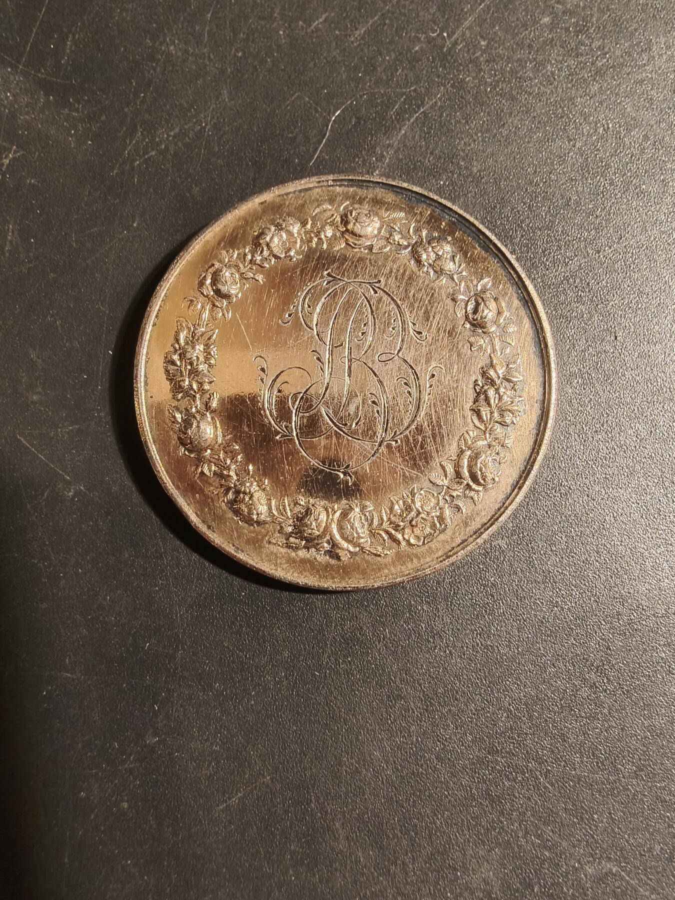 老王徽章第179期 法国银婚章    950银     带边铭背铭    1888年实授    直径33mm    重量16.1g