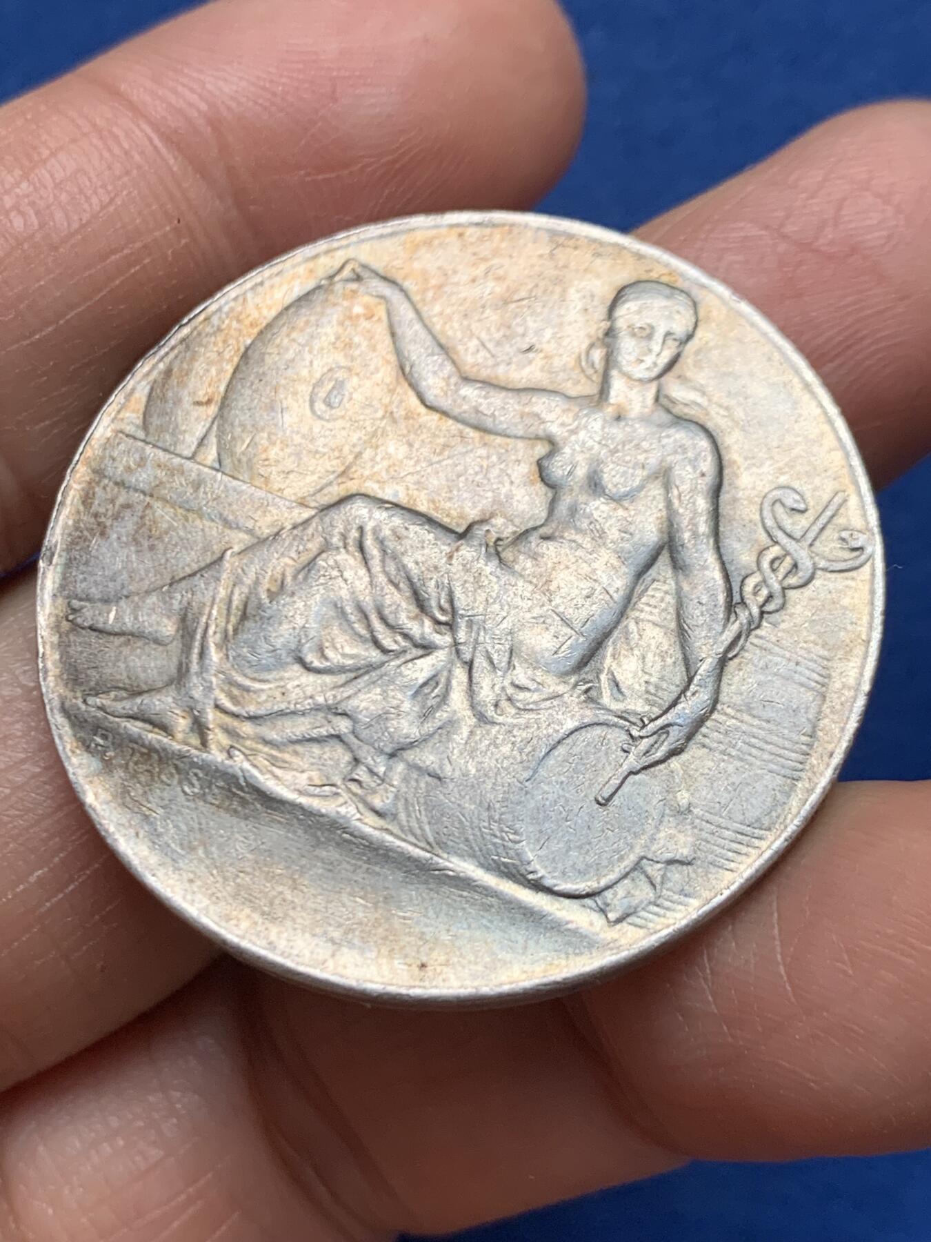 《竞宝斋》第461场 周日，周一，2场连拍 （全场包邮）欢迎送拍 法国1871年巴黎油业委员会纪念银章，半裸女神手持蛇杖坐在油桶上，丰饶角AR，24.5克，37.5mm