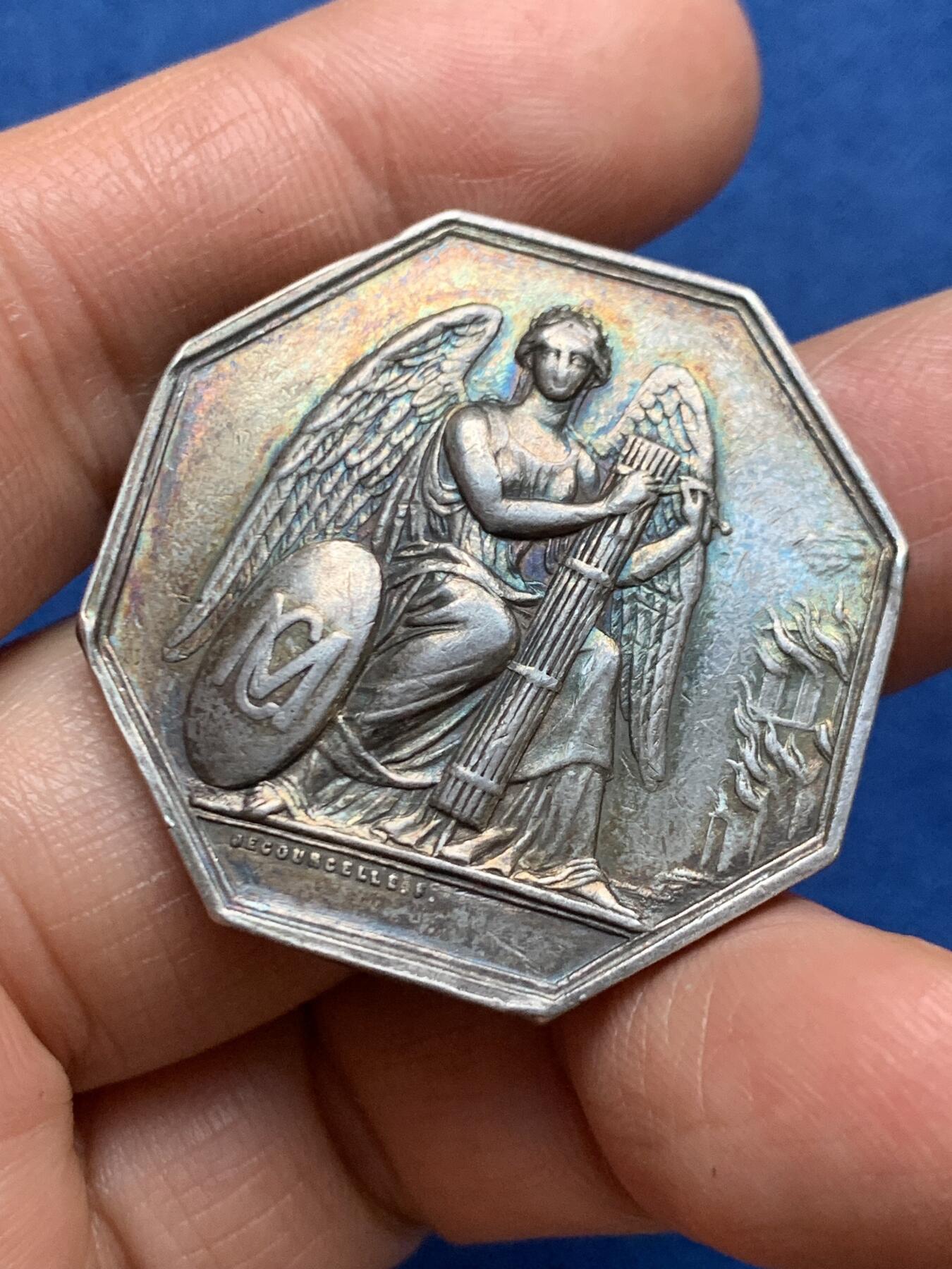 《竞宝斋》第461场 周日，周一，2场连拍 （全场包邮）欢迎送拍 法国火灾互助保险公司八角银质代币，造型优美，双面炫彩，18.8克，35.8mm，蜜蜂银标。