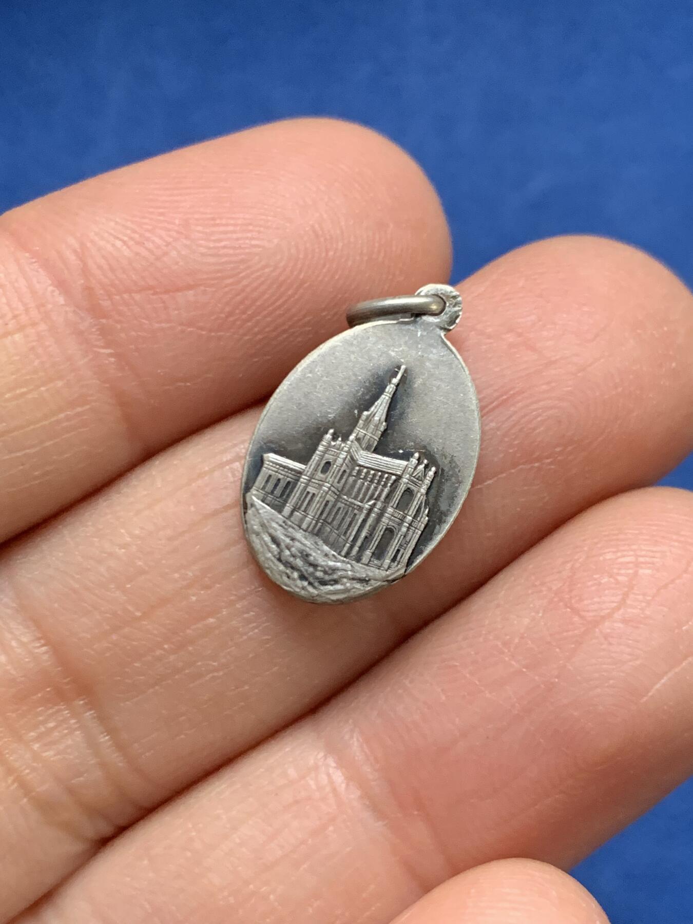 《竞宝斋》第461场 周日，周一，2场连拍 （全场包邮）欢迎送拍 两枚一组 法国宗教纪念章 总重约7.3克