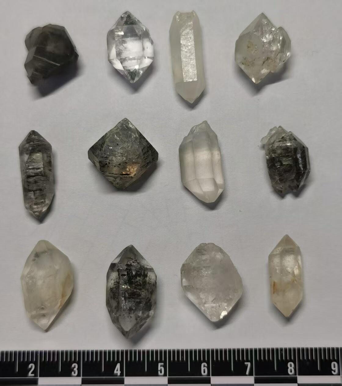 七河·世界币章矿标杂件每周小拍（总第35期）（本场周二结标） 藏家出品 X725(3) 云贵闪灵水晶原石一组 12 件 本件拍品由合作藏家邮寄