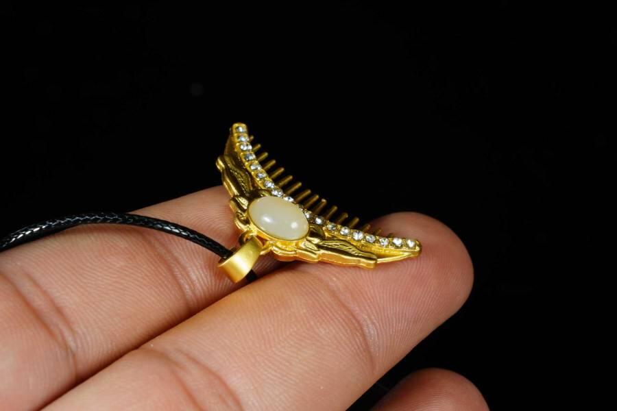 上海都达杂项专场八（全场包邮）   天然镀金梳子嵌和田玉蛋面挂件 附鉴定证书87-344