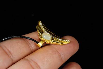 上海都达杂项专场八（全场包邮）   天然镀金梳子嵌和田玉蛋面挂件 附鉴定证书87-344