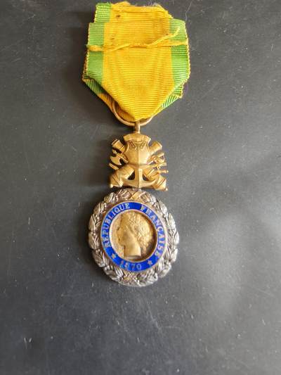 老王徽章第179期 - 法国军事奖章    三共时期     950银镀金珐琅     重量20g