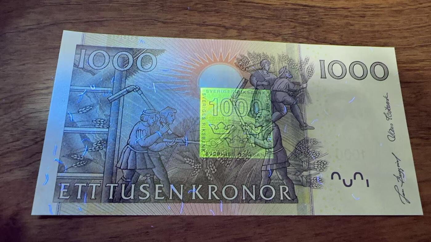 徐霞客拍卖首拍 	瑞典	P-67 2005年1000克朗 508754674	unc-	 票面人物是16世纪瑞典商人、探险家奥洛夫·范·达耶（Olof von Dalin），他是瑞典海外贸易与殖民探索的代表人物，背景是中世纪瑞典港口城市的图景，作为瑞典高面值流通纸币，其历史人物设计与精细印刷工艺使其兼具实用价值与收藏属性。		