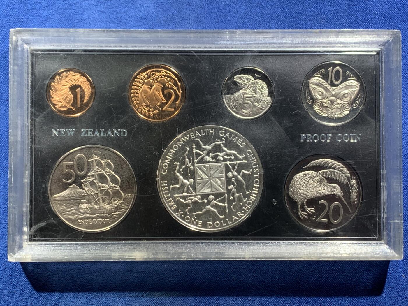 《竞宝斋》第461场 周日，周一，2场连拍 （全场包邮）欢迎送拍 新西兰1974年7枚装精制套币 其中一枚1元主币是银币（英联邦运动会 925银 28.2克）细节见图