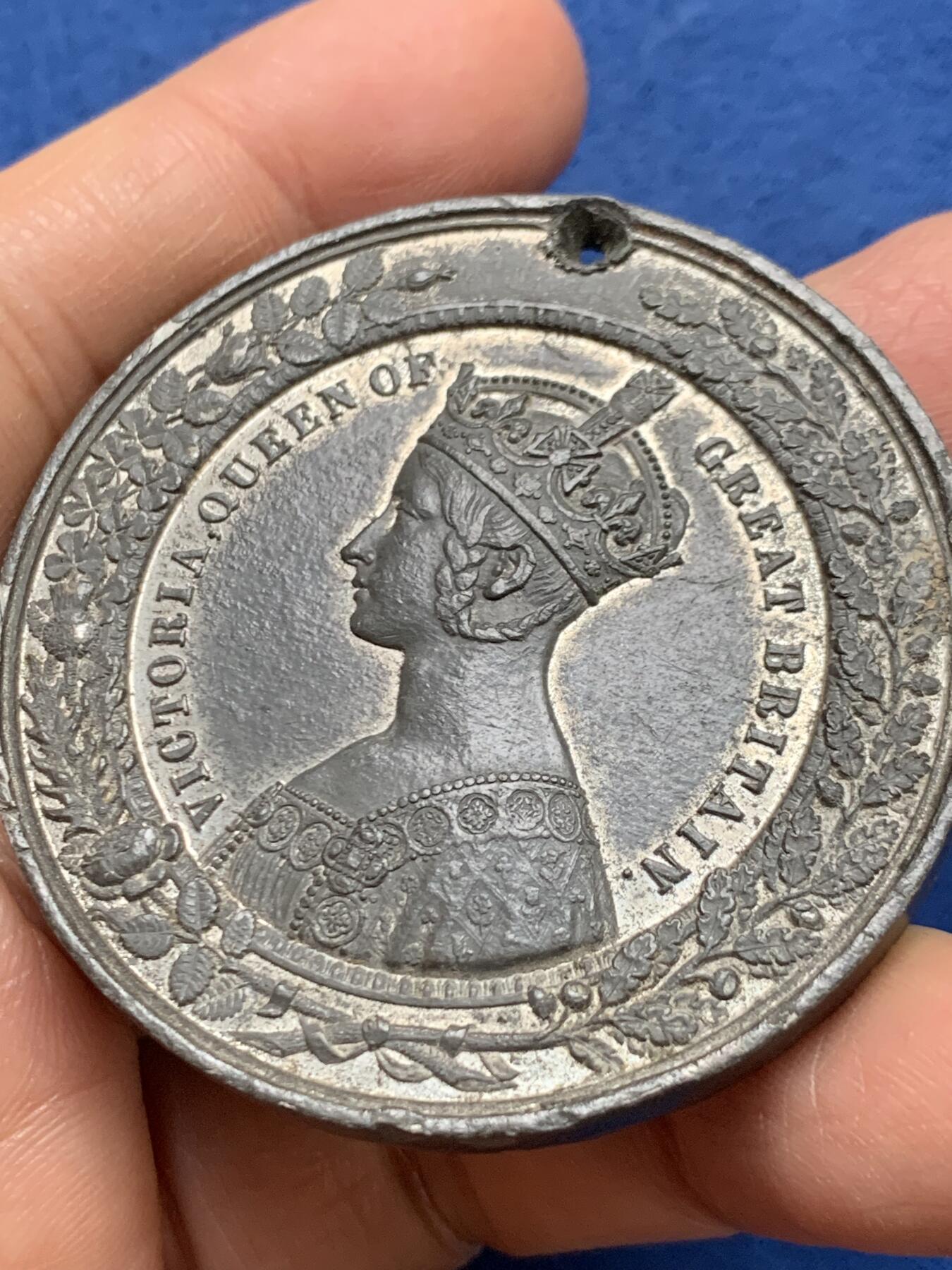 《竞宝斋》第461场 周日，周一，2场连拍 （全场包邮）欢迎送拍 英国1851年维多利亚女王皇家曼彻斯特访问纪念章，哥特款奢华设计，非常经典华美。39.2克，50.8mm。WM材质