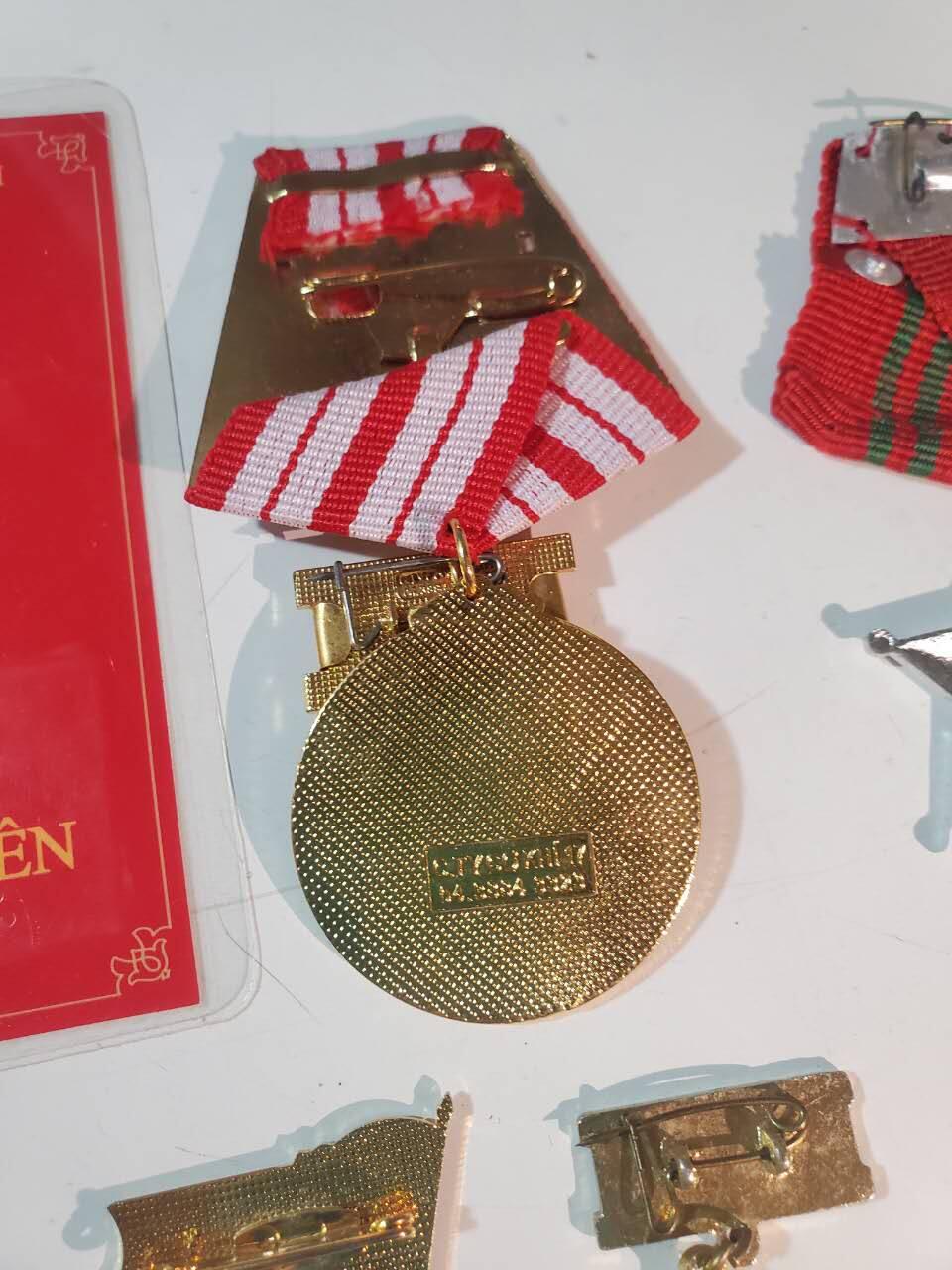 韵星假日拍卖第三十八期 -- Rimey Holidays Auction 38 越南越战老兵河内地区干部阮氏福（与上一组为夫妻，妻）全套 -- 带有党代会证 二级独立勋章（第三序列） 二级战功勋章 光荣在党五十年奖章（早期铜珐琅）河内五十年建设大会代表证章 首都建设 加强教育奖章 部分章带厂标 罕见完整一套且保存完好 