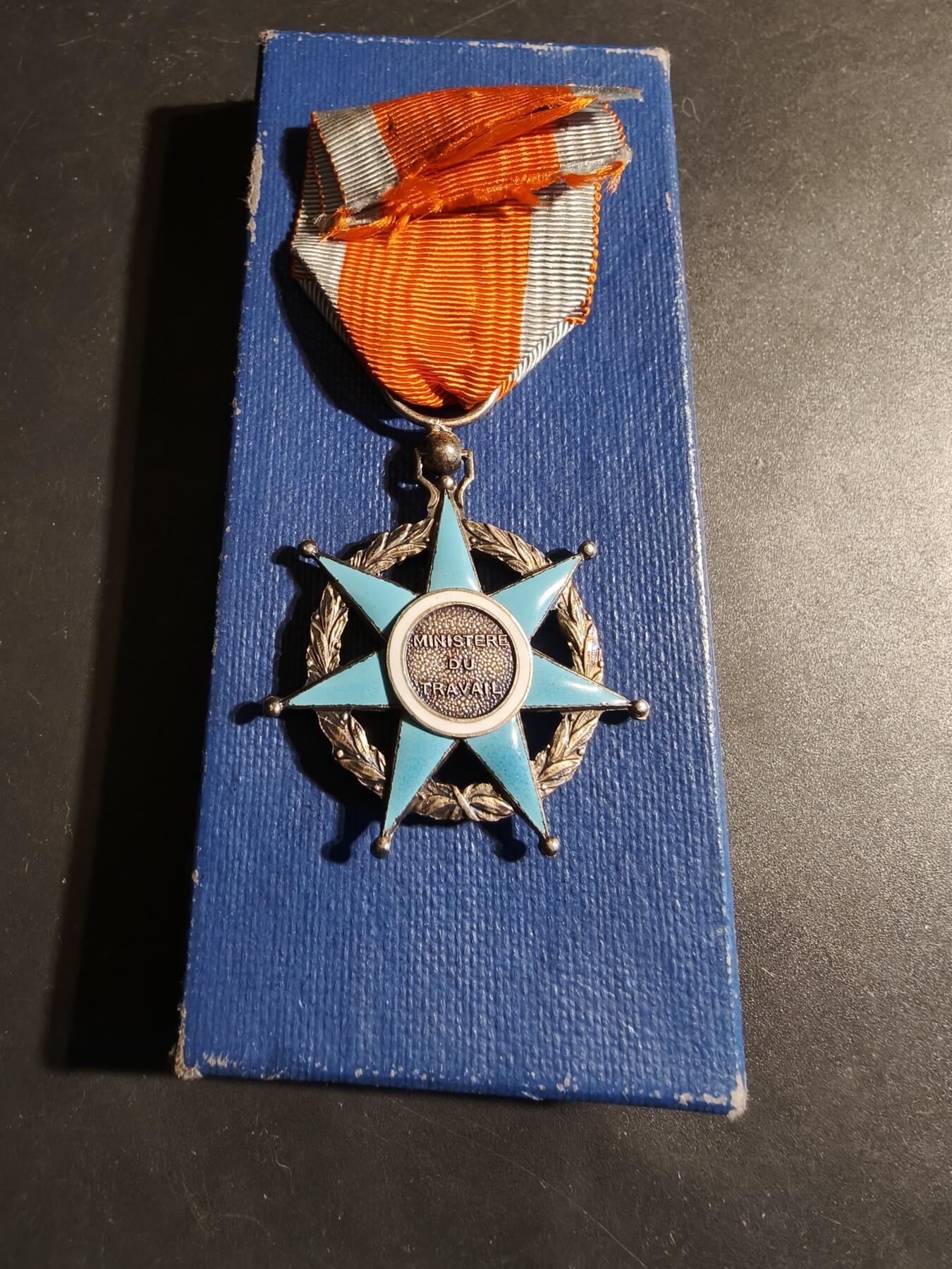 老王徽章第179期 法国骑士级社会功绩勋章     带纸盒