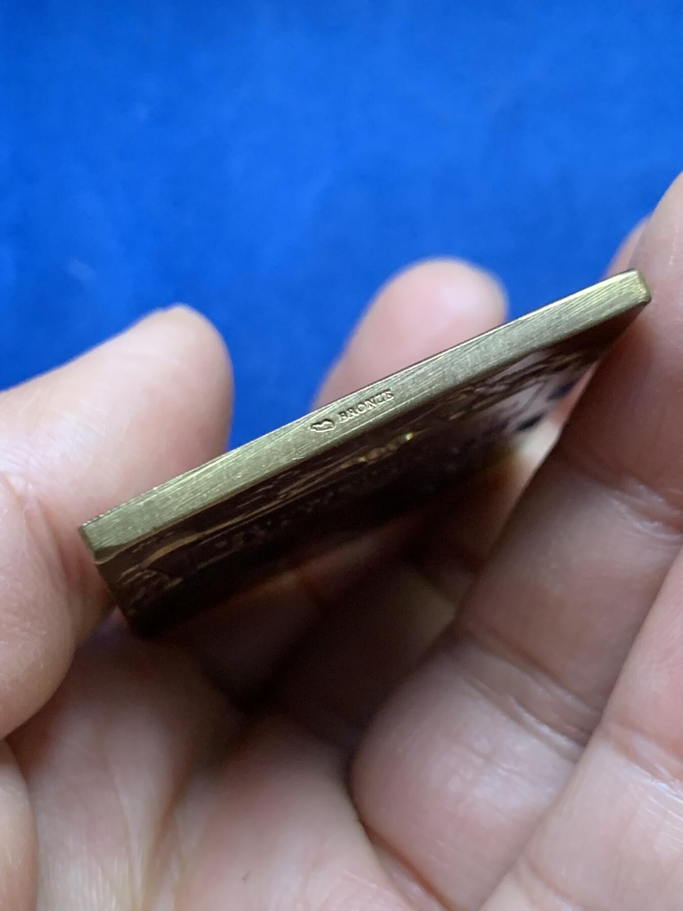 《竞宝斋》第461场 周日，周一，2场连拍 （全场包邮）欢迎送拍 法国尚贝里博览会铜章，一位古典女性形象，手持花环（象征荣誉或胜利），身旁有树枝装饰，下方有植物和器物图案（象征艺术或文化），49.7克，40*52.2mm，丰饶角铜标。