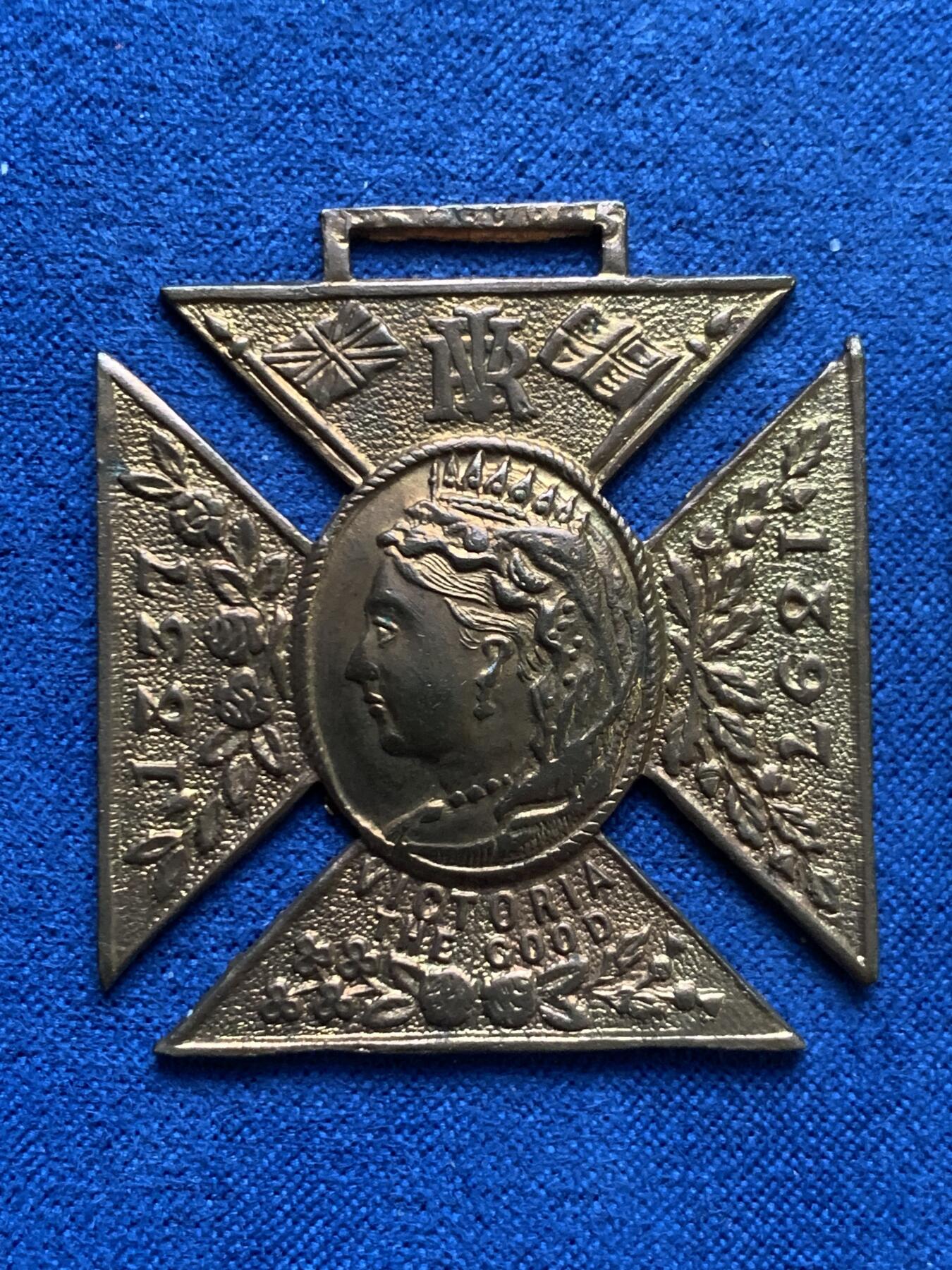 《竞宝斋》第461场 周日，周一，2场连拍 （全场包邮）欢迎送拍 两枚一组 英国1897年维多利亚女王登基60周年钻禧纪念章，马耳他十字型，少见款别，状态很好。总重25.8克 36.6mm