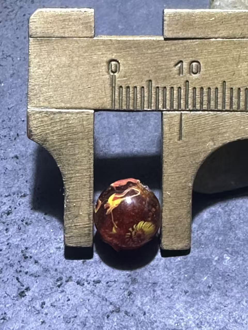 建国前后库存琥珀色祥云纹立体凤眼琉璃珠一颗，