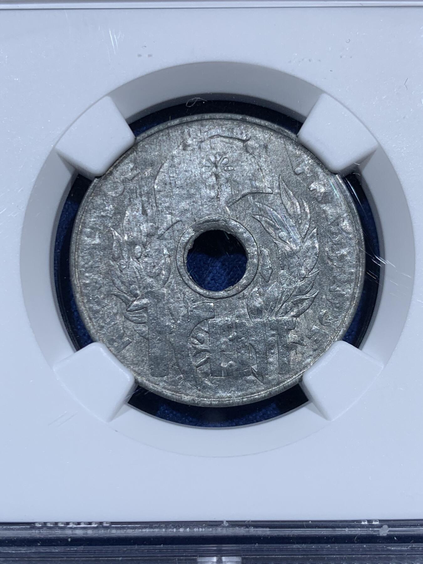 《竞宝斋》第461场 周日，周一，2场连拍 （全场包邮）欢迎送拍 NGC MS63 法属印支1941花帽1分锌币