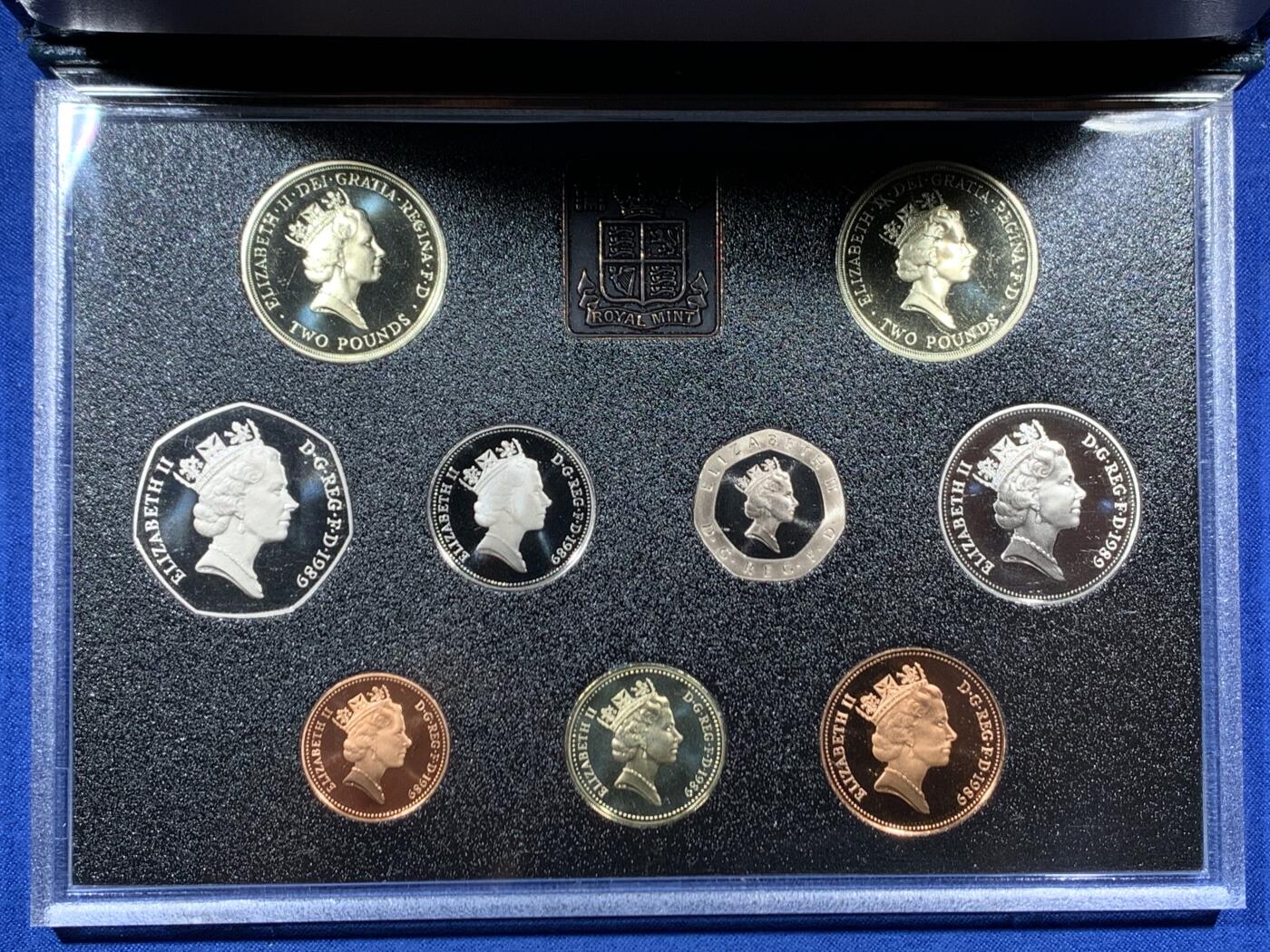 《竞宝斋》第461场 周日，周一，2场连拍 （全场包邮）欢迎送拍 英国1989年精制套币，带2枚2英镑权利法案300周年精制纪念币，9枚币，品相精美 蓝色盒装