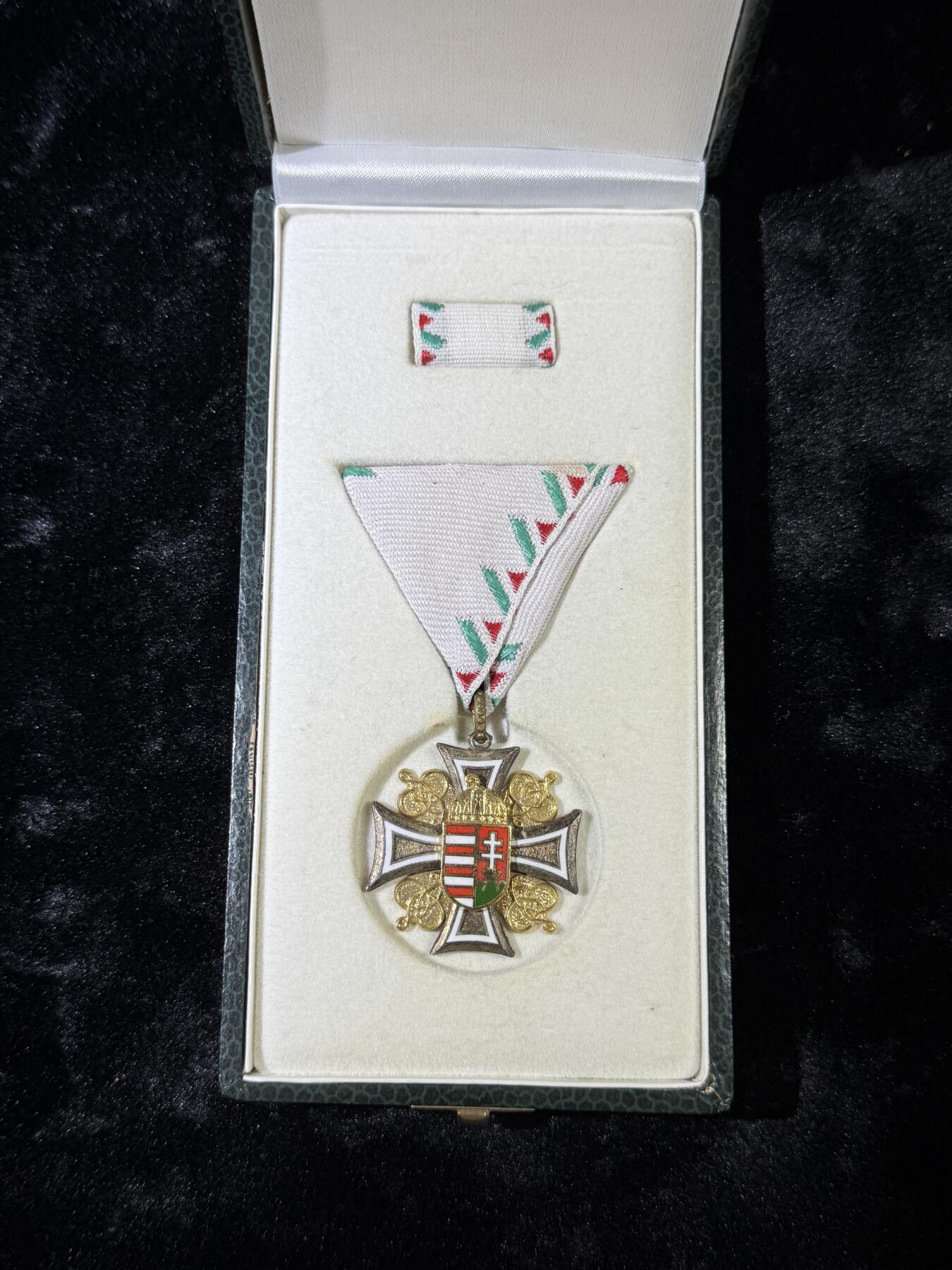 戎马世界章牌大赏第110期 匈牙利二级军官功勋服役奖章