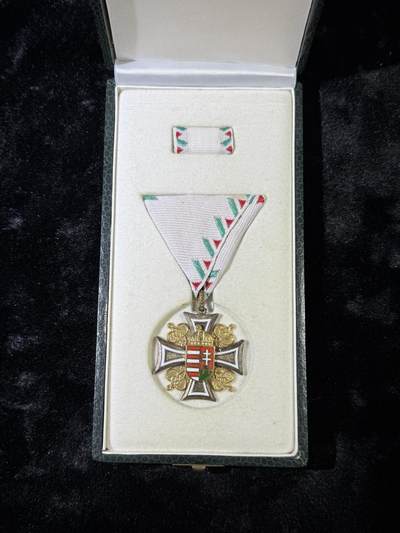 戎马世界章牌大赏第110期 - 匈牙利二级军官功勋服役奖章