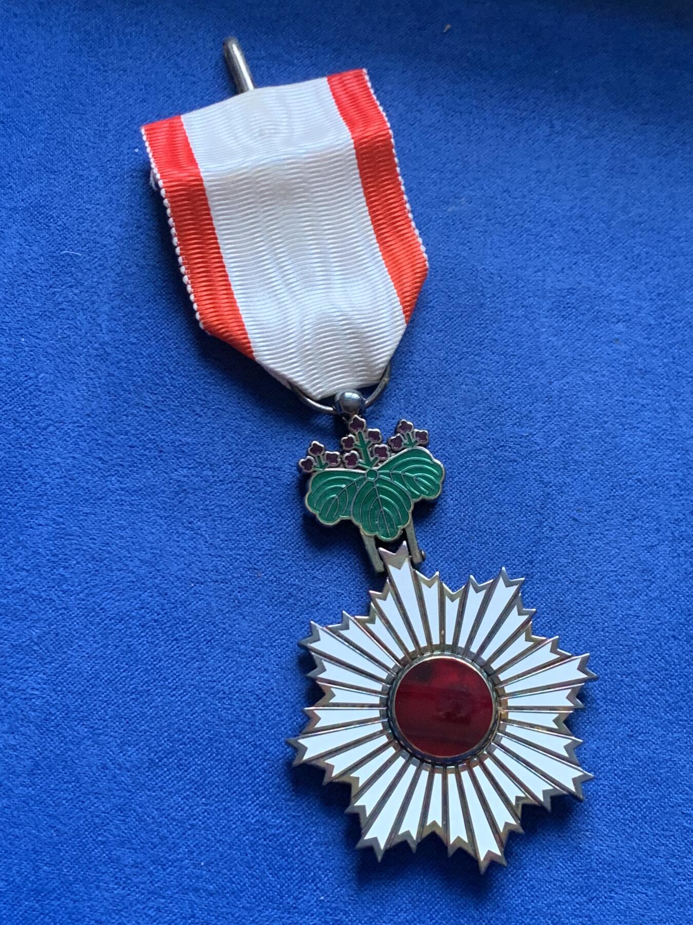 《竞宝斋》第461场 周日，周一，2场连拍 （全场包邮）欢迎送拍 日本五等旭日章 银质 镀金状态不错 总重约42.6g