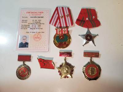韵星假日军品类拍卖第三十八期 -- Rimey Holidays Militaria Auction 38 - 越南越战老兵河内地区干部阮氏福（与上一组为夫妻，妻）全套 -- 带有党代会证 二级独立勋章（第三序列） 二级战功勋章 光荣在党五十年奖章（早期铜珐琅）河内五十年建设大会代表证章 首都建设 加强教育奖章 部分章带厂标 罕见完整一套且保存完好 